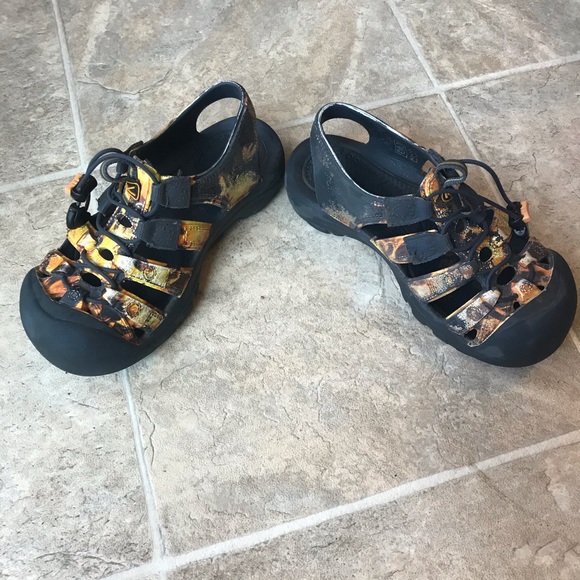 SOLD Lightweight  Keens - Picture 4 of 6